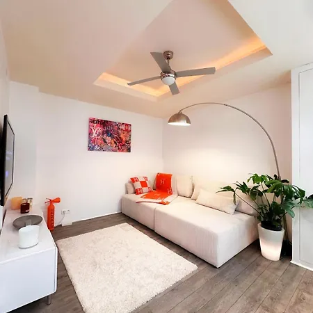 Champs-elysees, Avenue Montaigne *