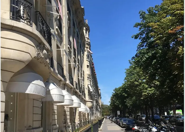 Champs-elysees, Avenue Montaigne * Paris