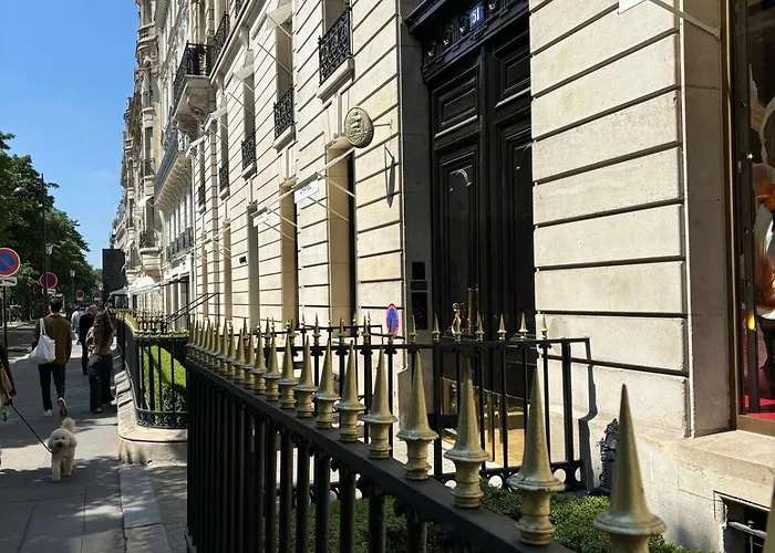 Champs-elysees, Avenue Montaigne * Paris