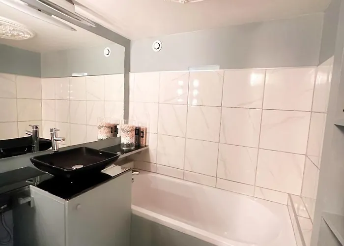 Champs-elysees, Avenue Montaigne * Paris